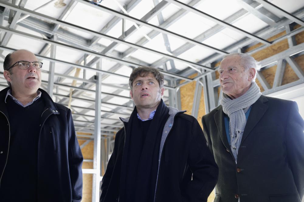 Kicillof inauguró un centro de salud y recorrió viviendas paralizadas por Nación