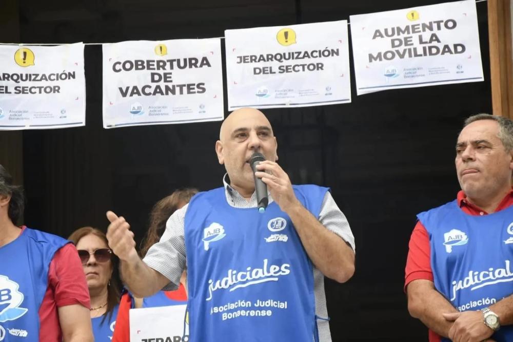 La AJB pica en punta y pide a Kicillof reabrir las paritarias para recomponer salarios