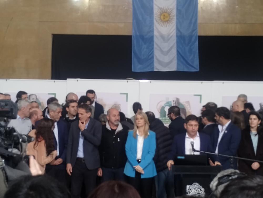 Reclamos a Milei, largo discurso de Kicillof, calor y un intendente al suelo