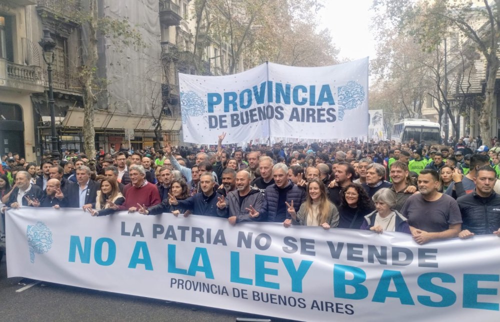 Ministros e intendentes movilizaron al Congreso para rechazar la Ley Bases