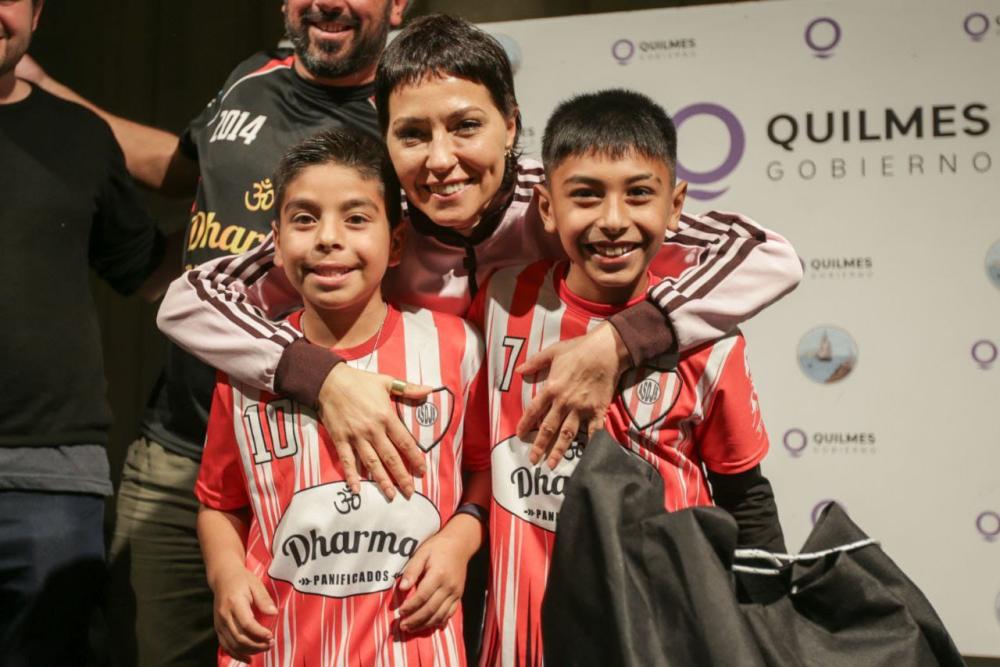 Mayra Mendoza entregó equipamiento deportivo a 18 clubes de barrio