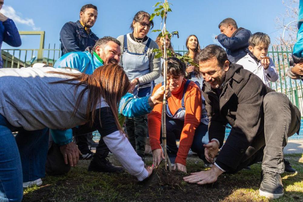 Verde que te quiero verde: Lanús plantó el árbol número 1000 del mes