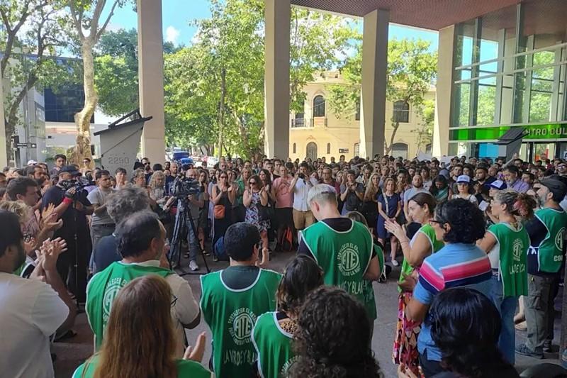 Finde de motosierra a full: registraron 2305 despidos estatales y se protesta fuerte