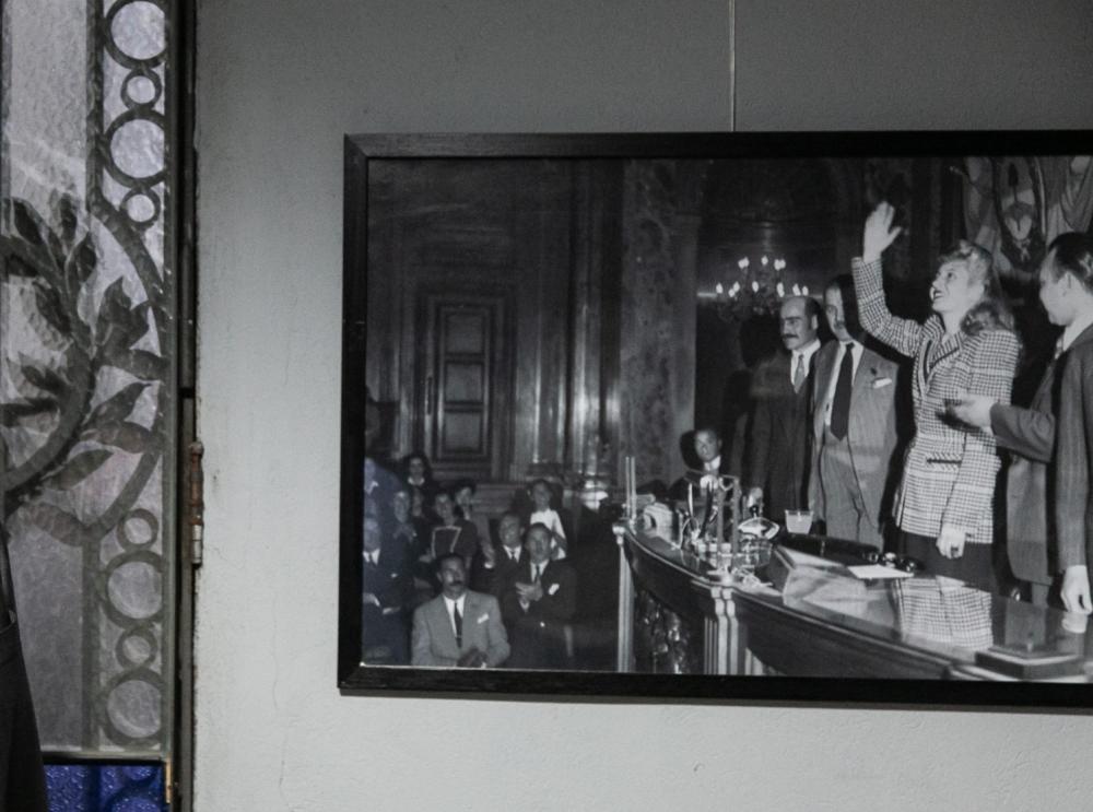 A 72 años de su partida, presentan una muestra con fotos inéditas de Evita