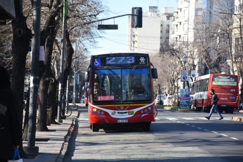 Desde Provincia aseguran que Milei “obliga” a la gente a “pagar más caro” el micro