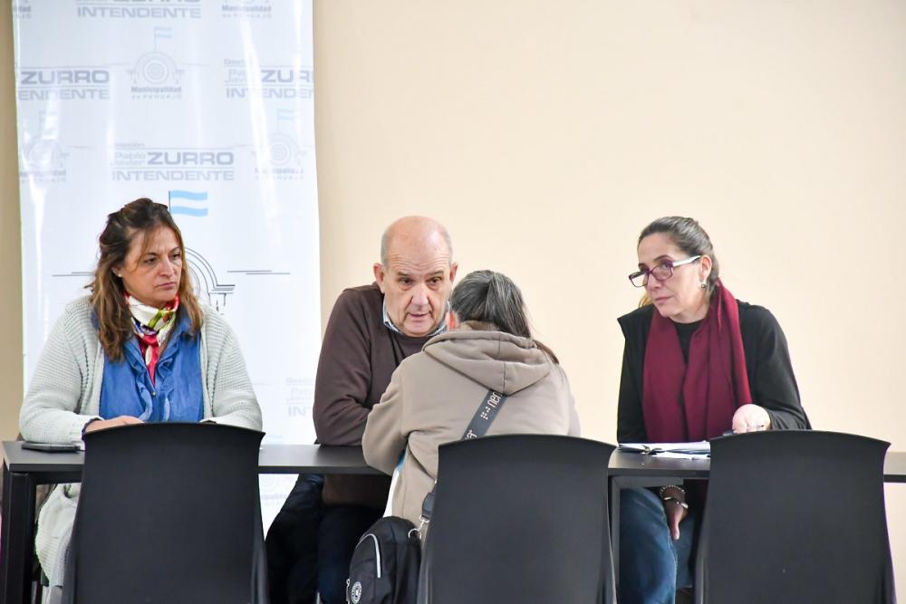Que pase el que sigue: intendente peronista atendió a vecinos en la municipalidad