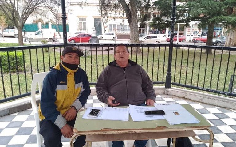 Concejal disidente se quedó sin despacho y terminó armando su oficina en la plaza