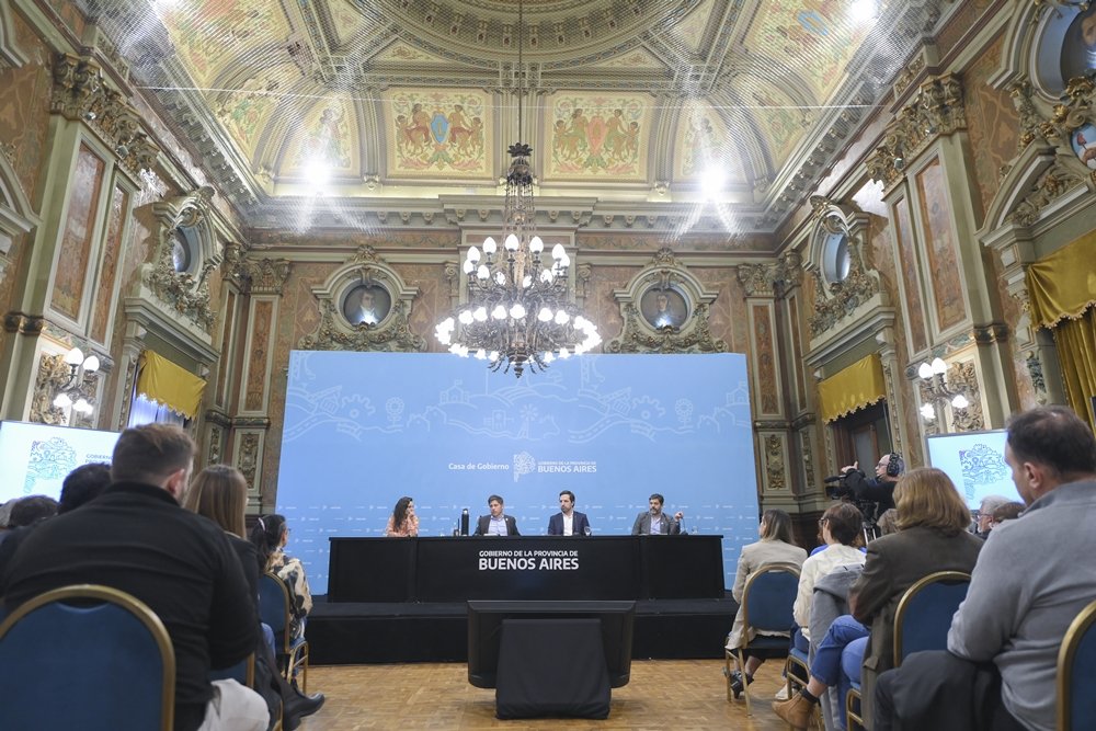 Kicillof bancó a intendentes tras las críticas de Caputo por las Tasas Municipales