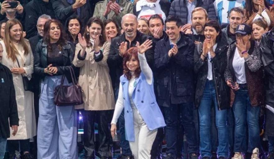Semana de súper acción en el peronismo: CFK, Máximo y Kicillof, a la cancha