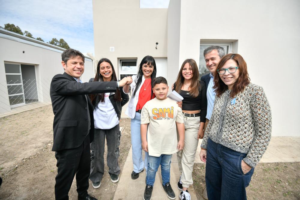 Kicillof entregó viviendas en tierra UCR, y criticó la “parálisis” de Nación