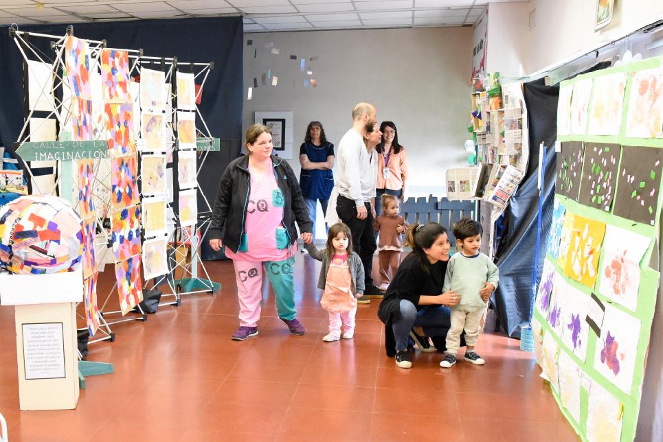 Comenzó la primera exposición de obras de arte de los niños del jardín del Garrahan