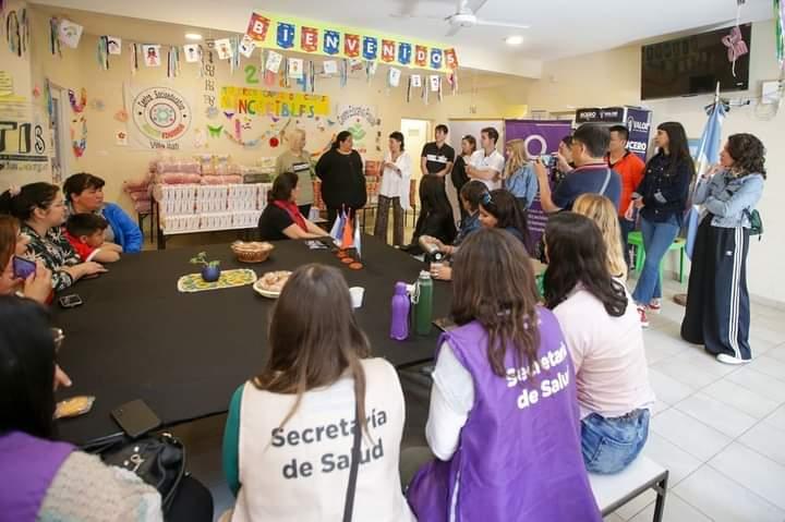 Supermercadistas chinos entregaron donaciones a un centro educativo del Conurbano