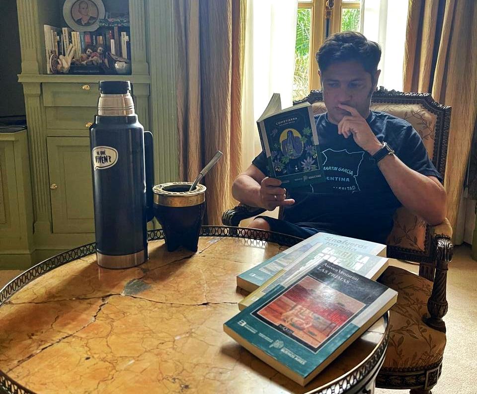 Un domingo de “buena literatura argentina”: Kicillof y un guiño a Cometierra