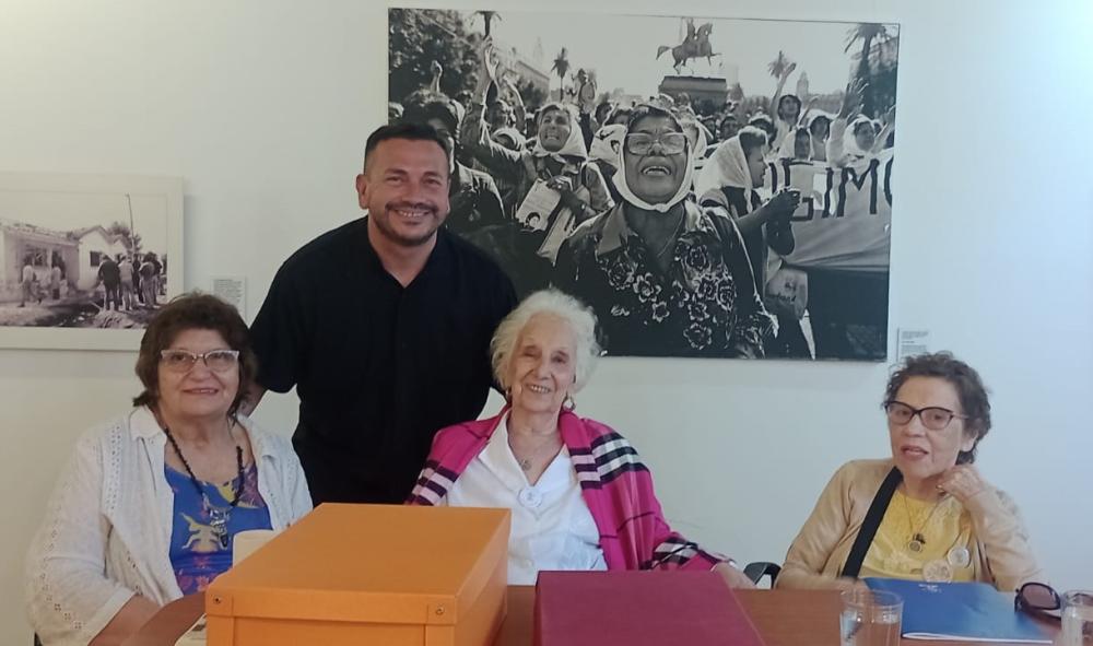 Identidad: Daniel Santucho Navajas recibió el archivo biográfico familiar de Abuelas