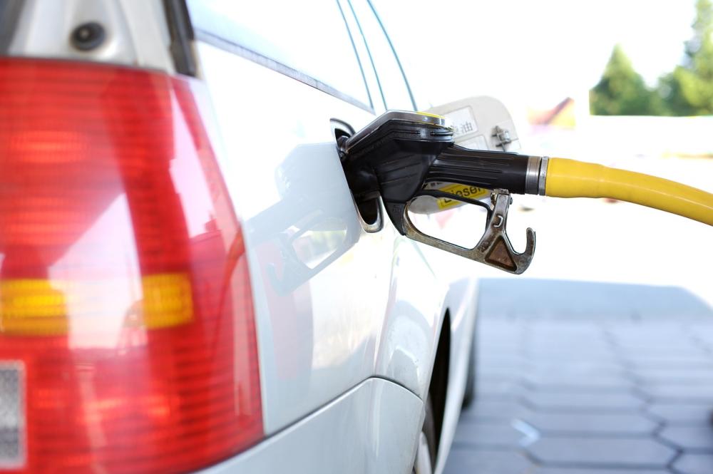 Agarrá la manguera: libertarios proponen autodespacho de combustibles en Provincia