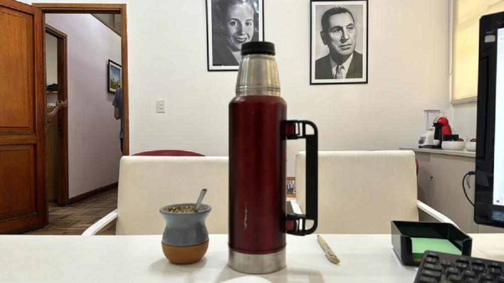 Con mate, Evita y el General, intendente augura que el peronismo le ganará a la “locura libertaria ”