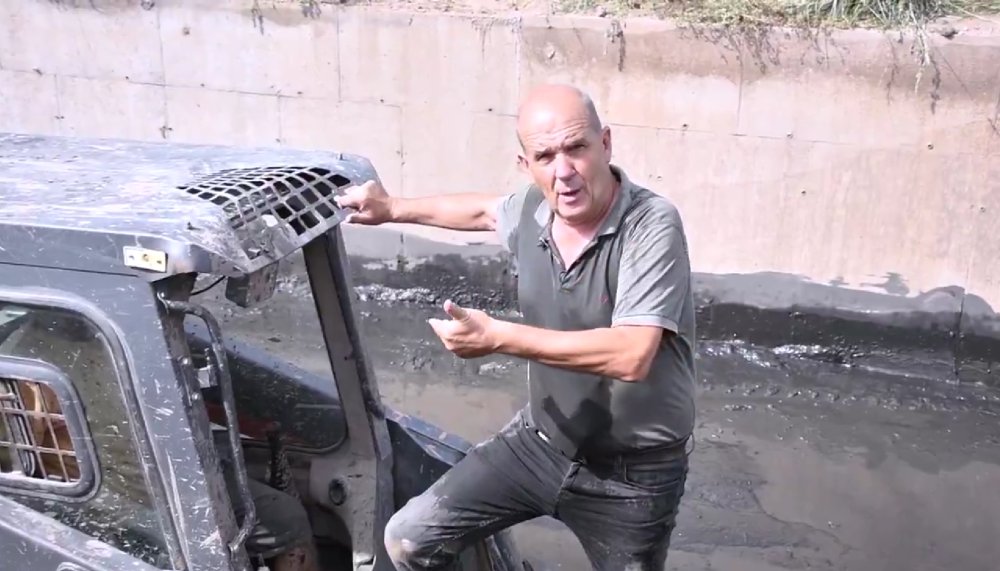 Estilo Zurro: metido en un canal, trató de ladrón a Milei por las obras paradas