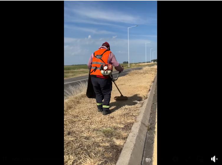 Otro intendente salió a cortar el pasto de la ruta ante la ausencia de Nación
