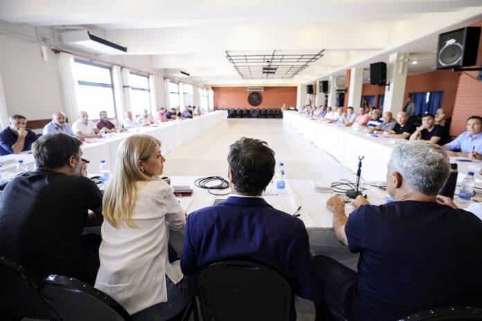 Intendentes peronistas, radicales y vecinalistas, unidos por el desdoblamiento