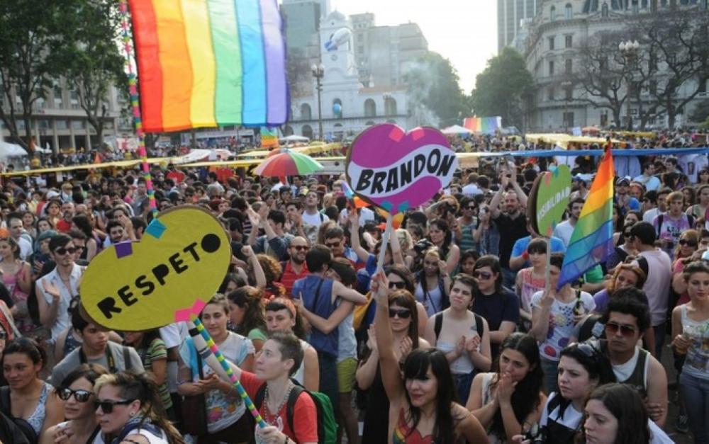 El colectivo LGTBIQ+ marcha en rechazo del discurso de Milei contra la diversidad