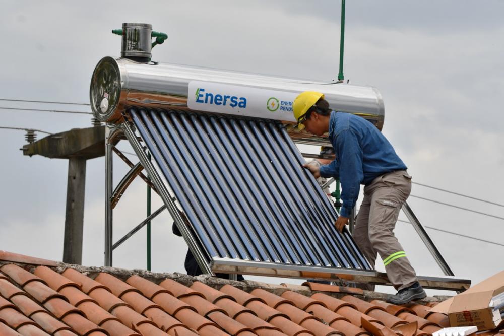 Las escuelas rurales tendrán termotanques con energías limpias en zonas sin luz