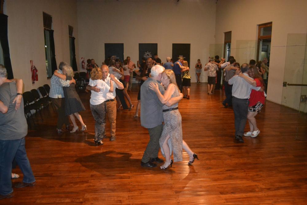 La capital bonaerense baila al ritmo del tango: llega otra noche de milonga