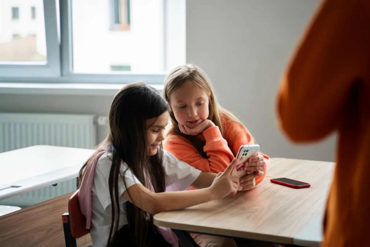 El 54% de los estudiantes argentinos de 15 años se distrae con su celular en clase