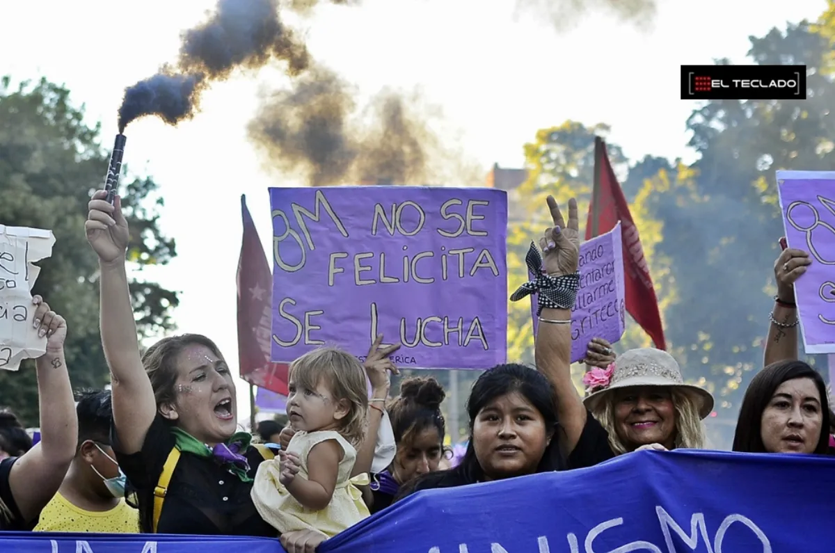 “Ideología woke” y “homicidios”: el mensaje del Gobierno por el 8M