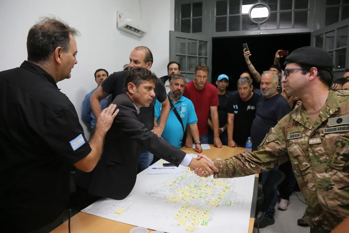 Axel Kicillof ya está en Bahía Blanca supervisando el operativo tras el temporal
