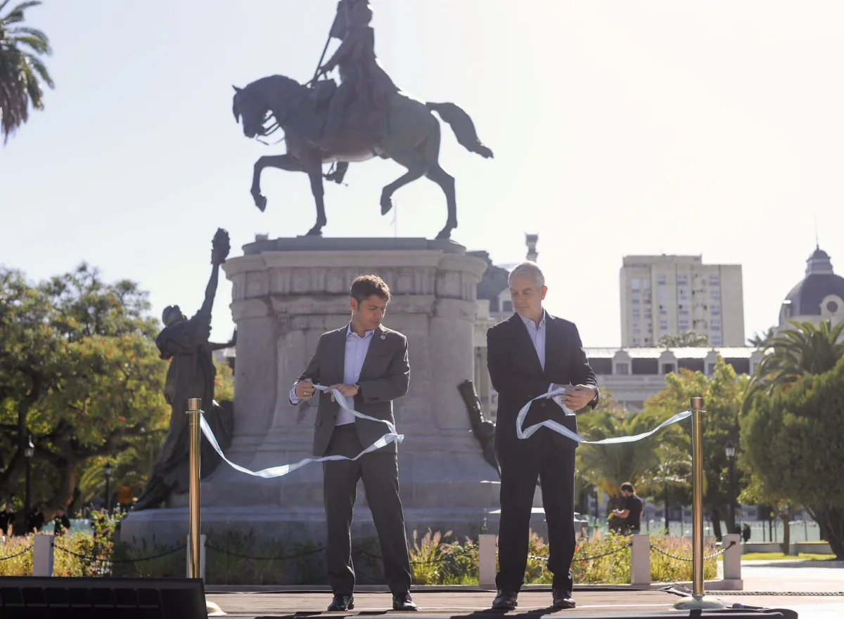 Kicillof, historia y presente: plaza nueva y las obvias diferencias entre San Martín y Milei