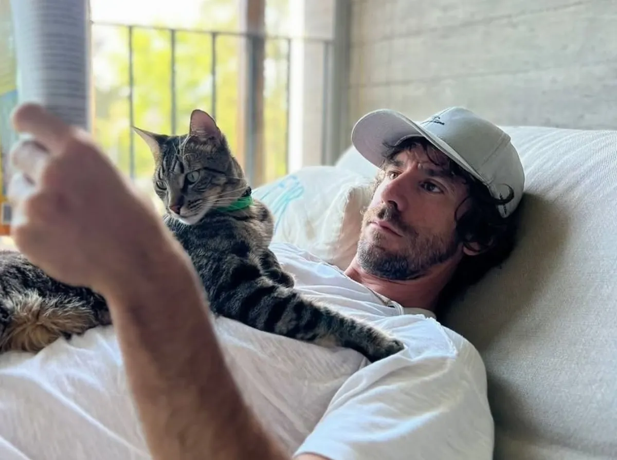 Intendente cumplió cuatro años de compañero con su gato, y lo celebró en las redes
