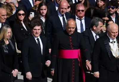 Finalmente el #pelotudo, despidió al Papa: entre la llegada tarde, la furia y el adiós