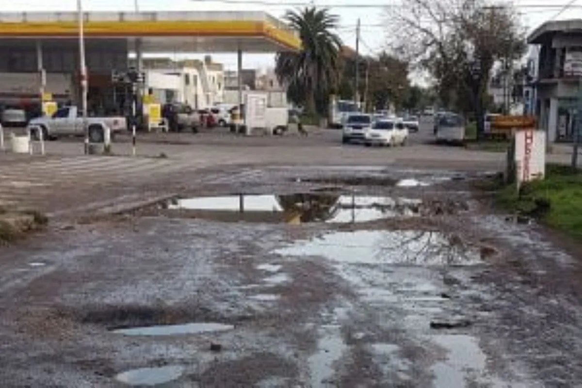 El tiro por la culata: se hizo el picante por unos carteles, le tiraron con los baches