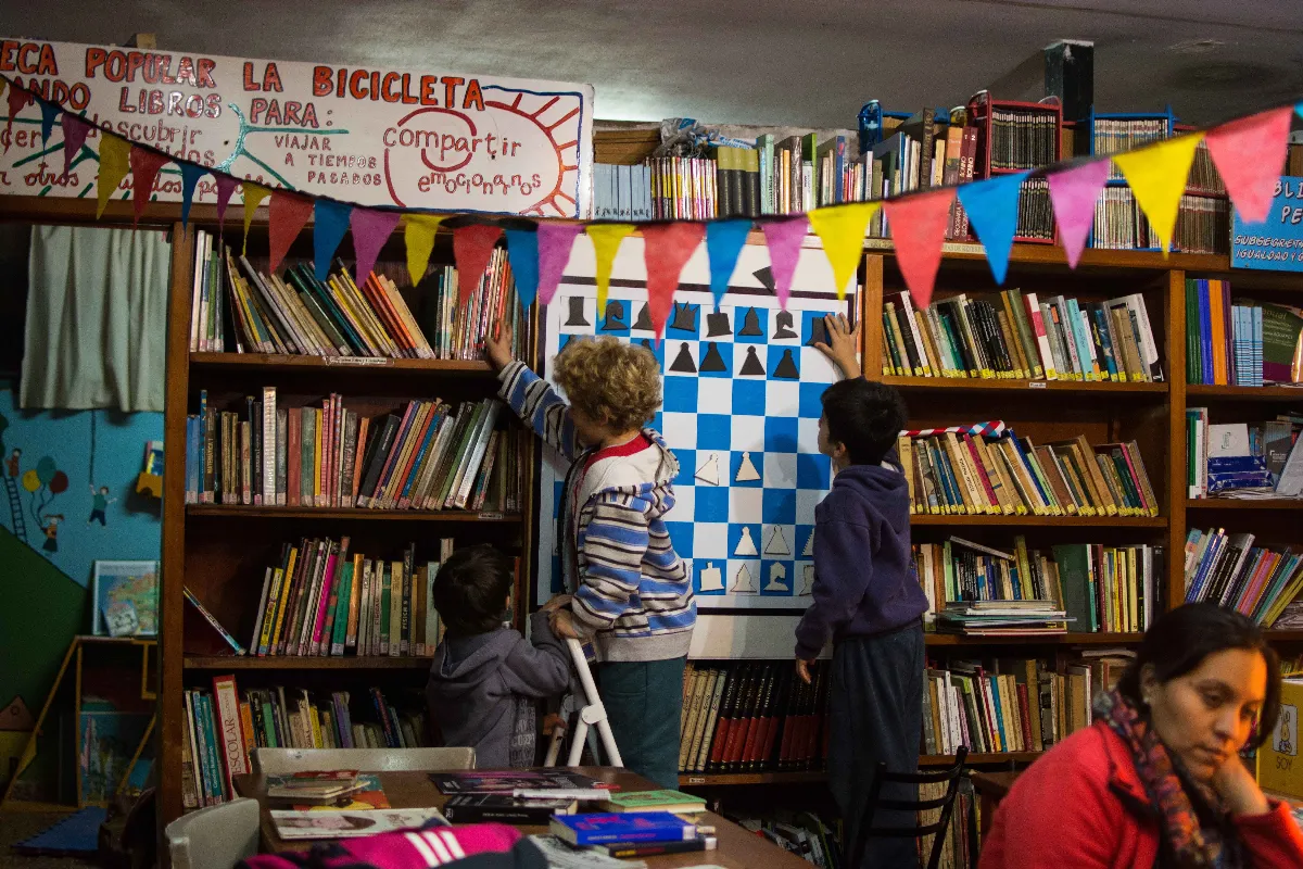 Una nueva medida del gobierno pone en jaque a las bibliotecas populares