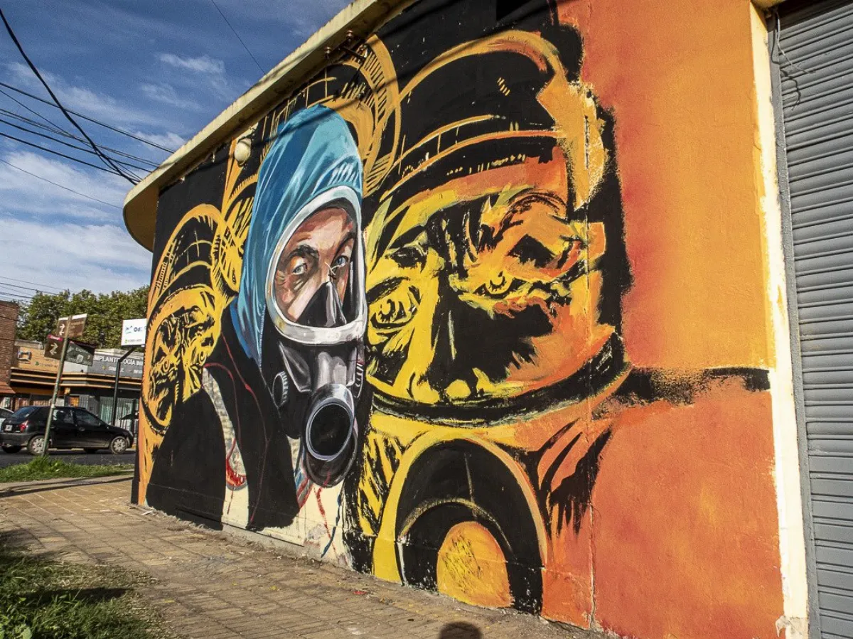 Murales a full: El Eternauta llena de color las calles de Almirante Brown