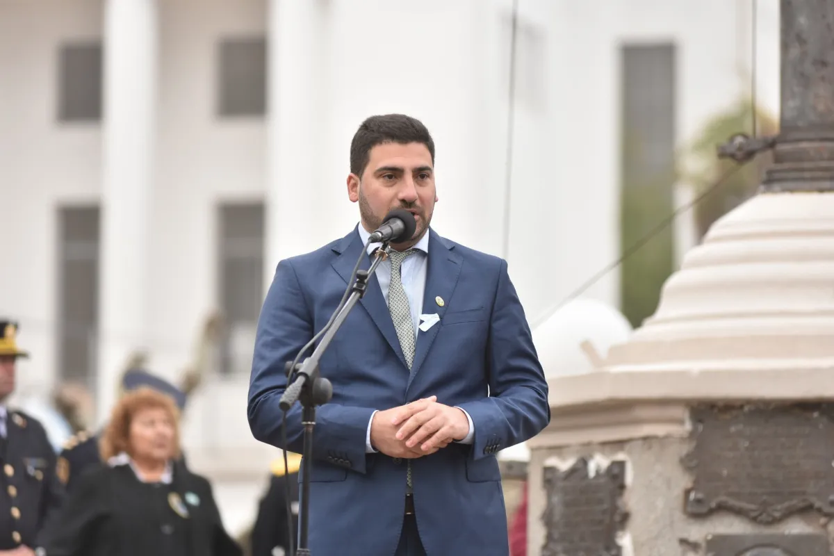 Funcionario de LLA se hizo el picante en pleno acto patrio y quedó fuera de juego