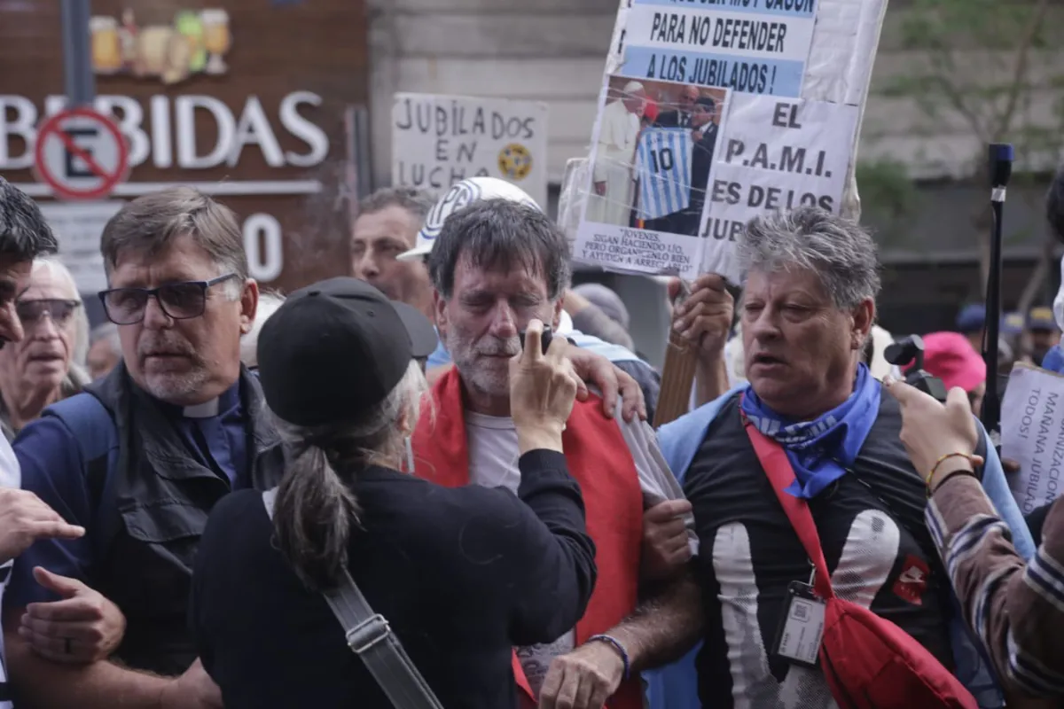 Otro miércoles de represión contra los jubilados y los curas frente al Congreso