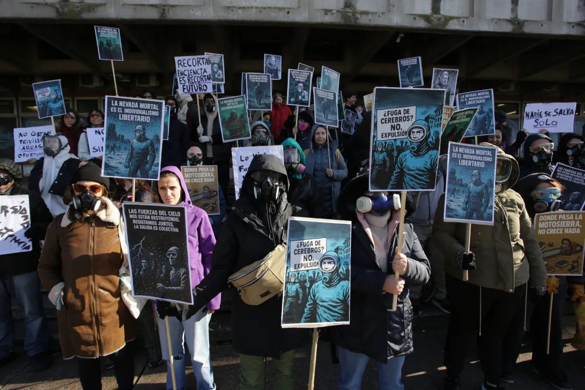 Estilo Eternauta: los científicos protestaron bajo el lema “nadie se salva solo”