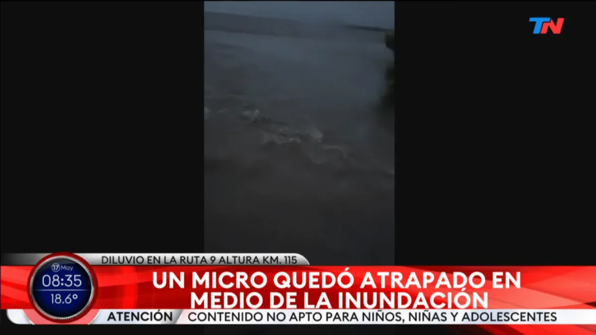 Por la suba del agua quedaron dos colectivos de larga distancia varados en la Ruta 9