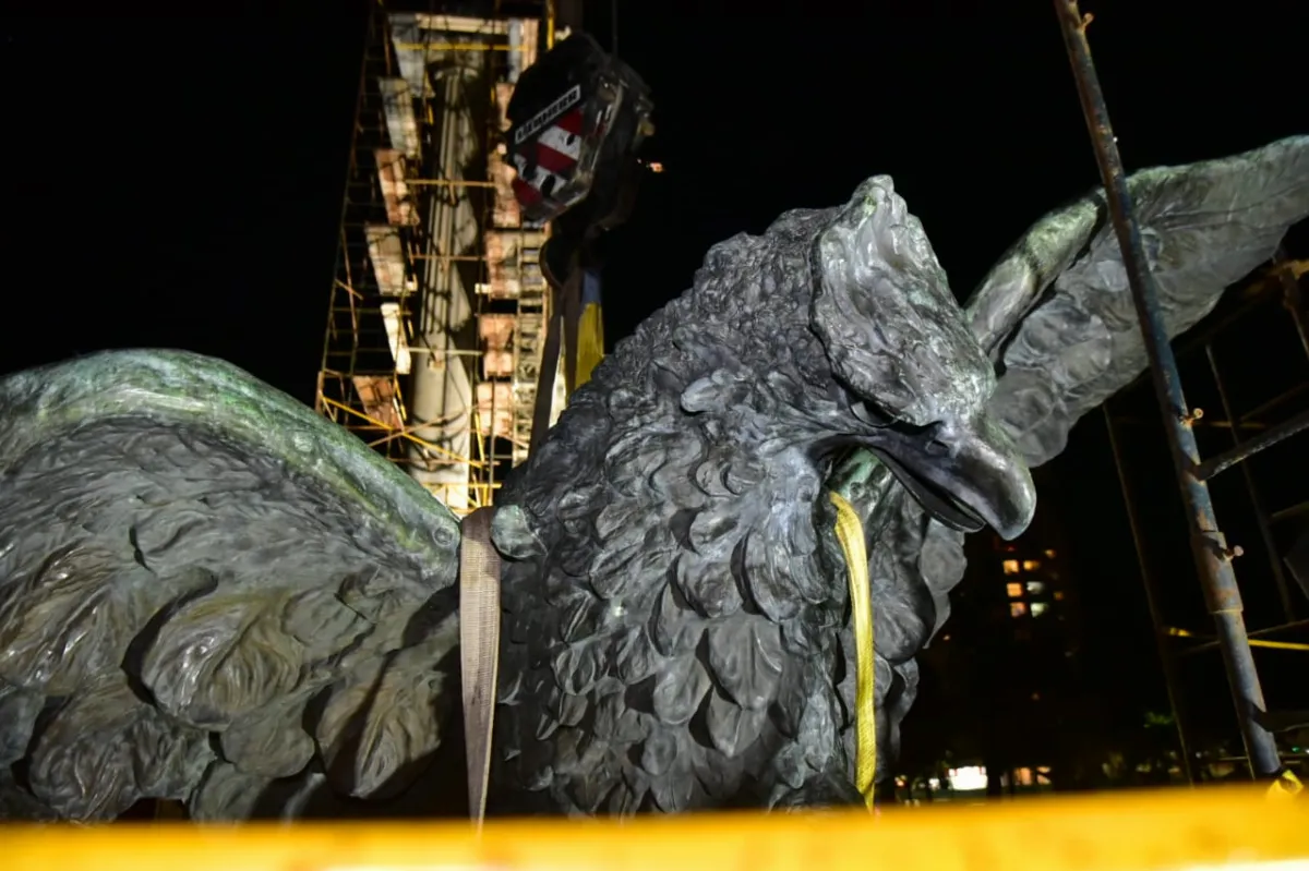 El “águila” más famosa de la capital bonaerense, de vuelta en su lugar original