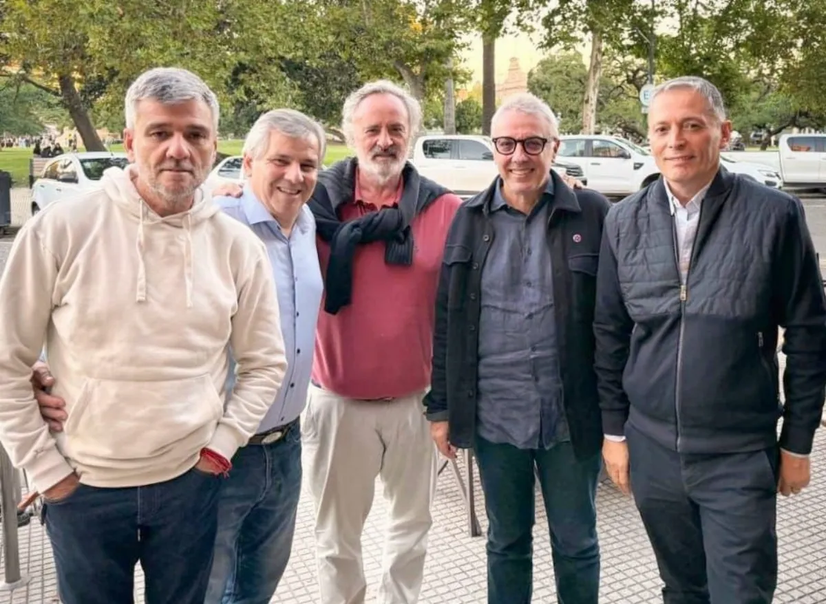 Peronistas alejados de los K y Massa buscan alinearse en una tercera posición
