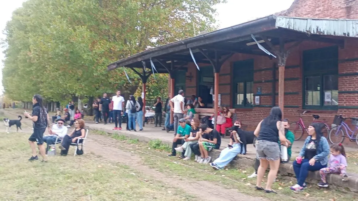 Con mateada de vecinos y usuarios, Uribelarrea reclamó una rápida vuelta del tren