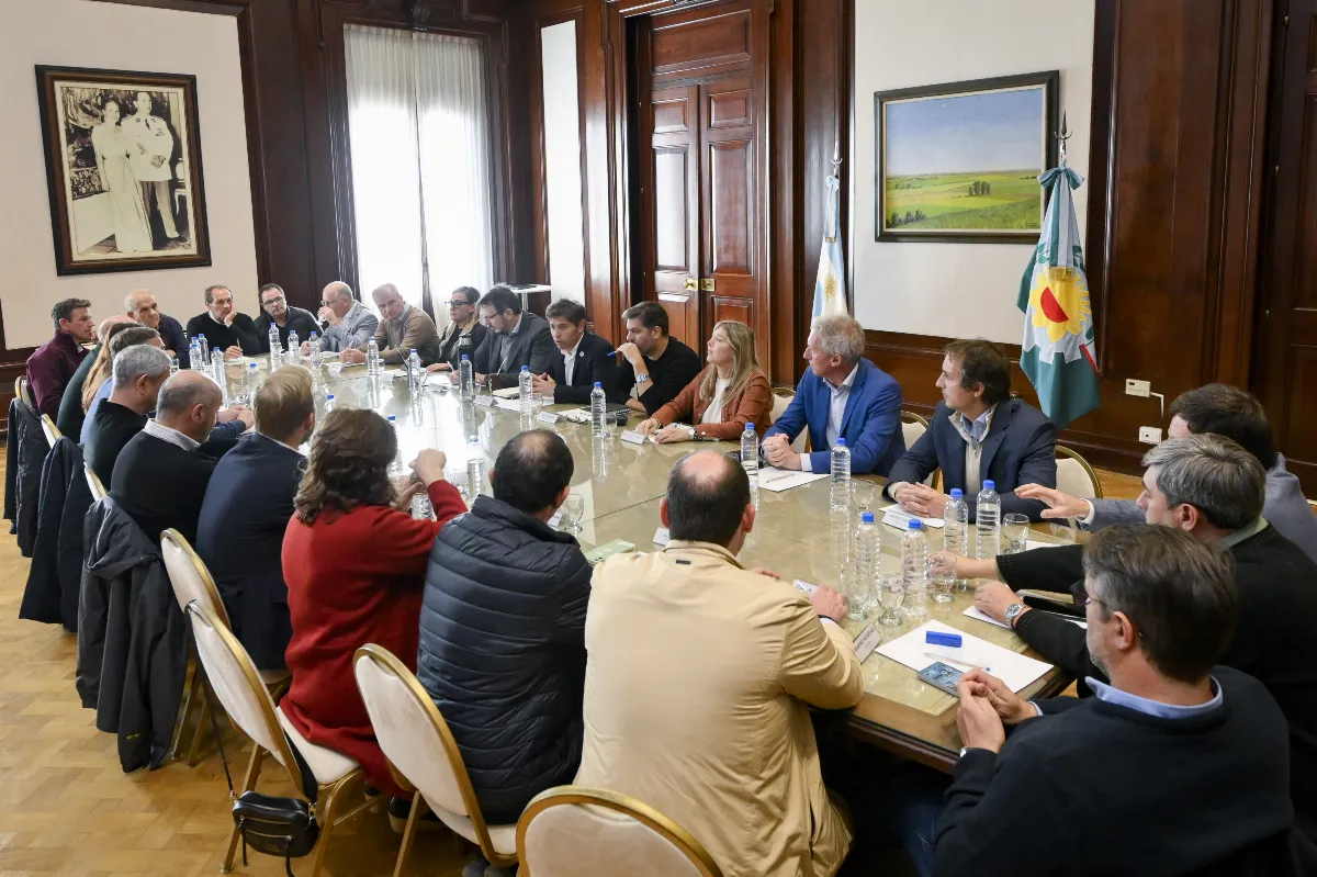 Intendentes desembarcaron en gobernación para firmar contratos de leasings
