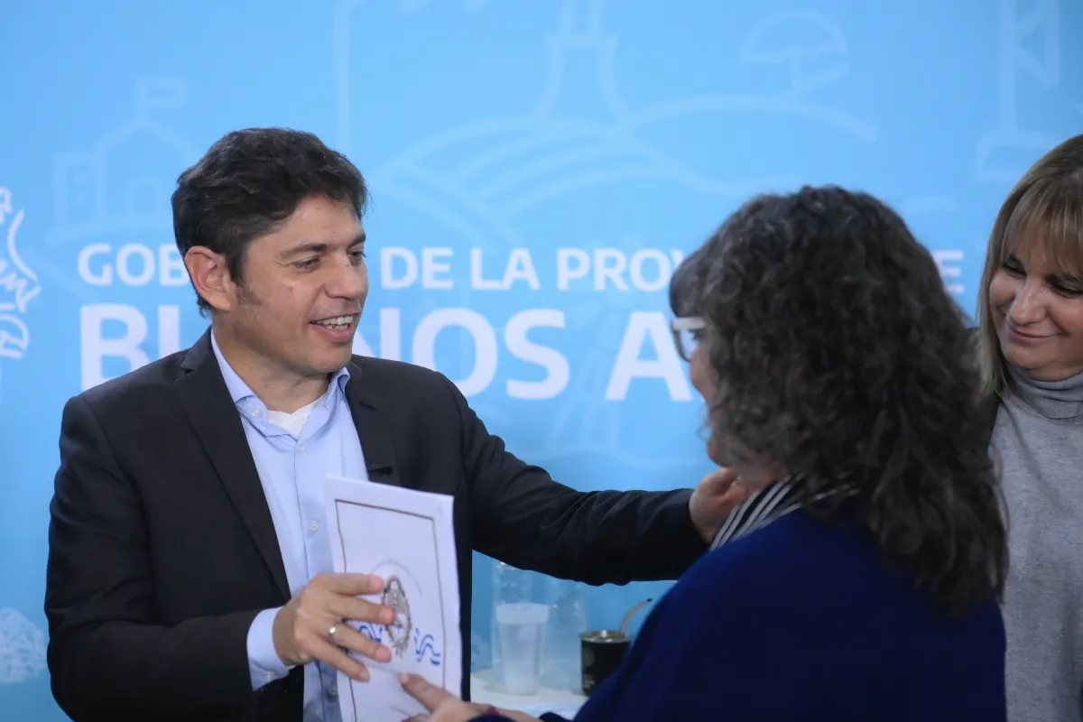 Kicillof entregó escrituras gratuitas a familias de General Arenales