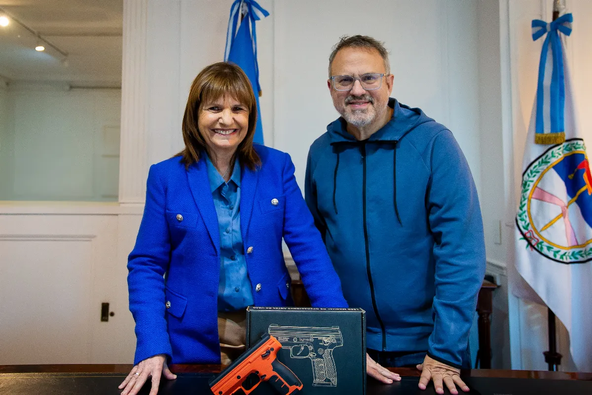 Valenzuela y Bullrich presentaron armas no letales para el municipio de Tres de Febrero