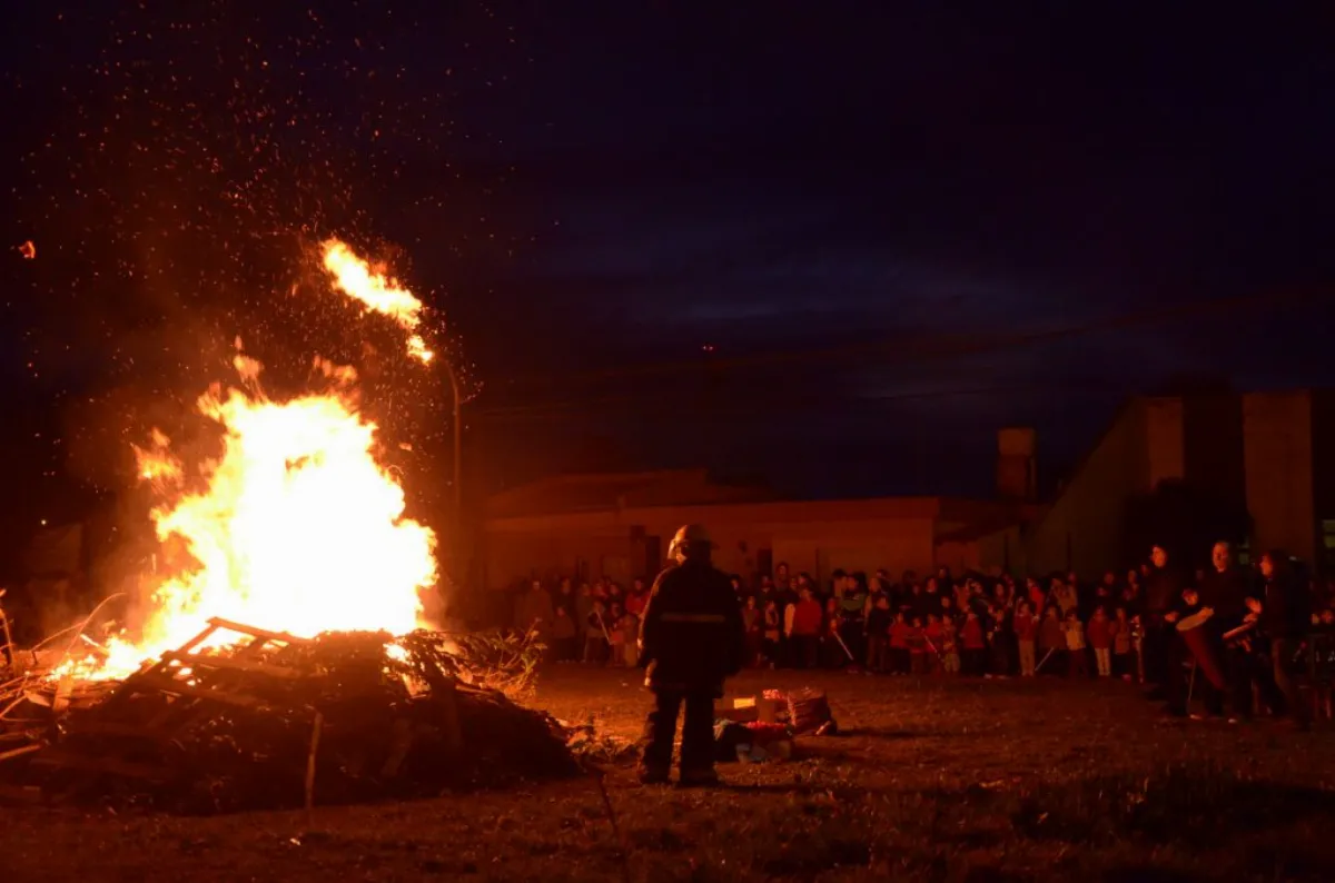 Olavarría a pura tradición: arrancan las fogatas de San Juan, San Pedro y San Pablo