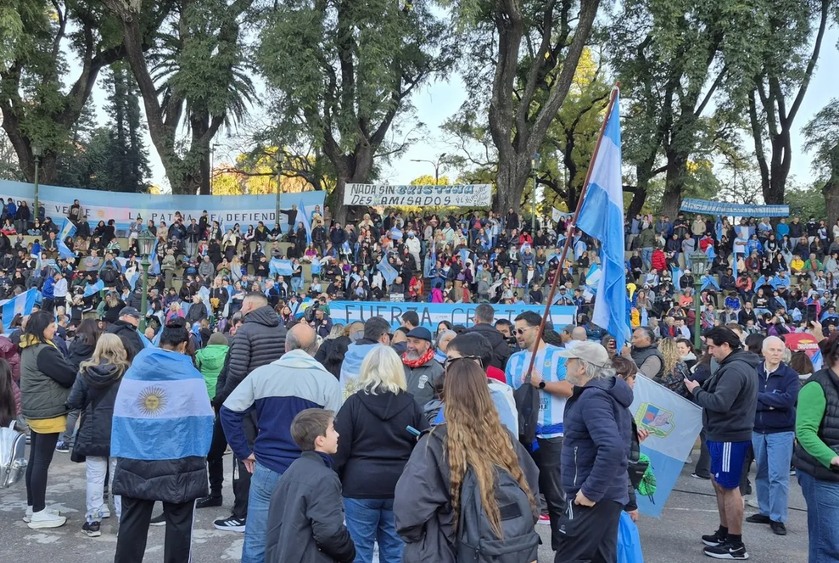 Se lleva a cabo a un banderazo a favor de Cristina en Parque Lezama