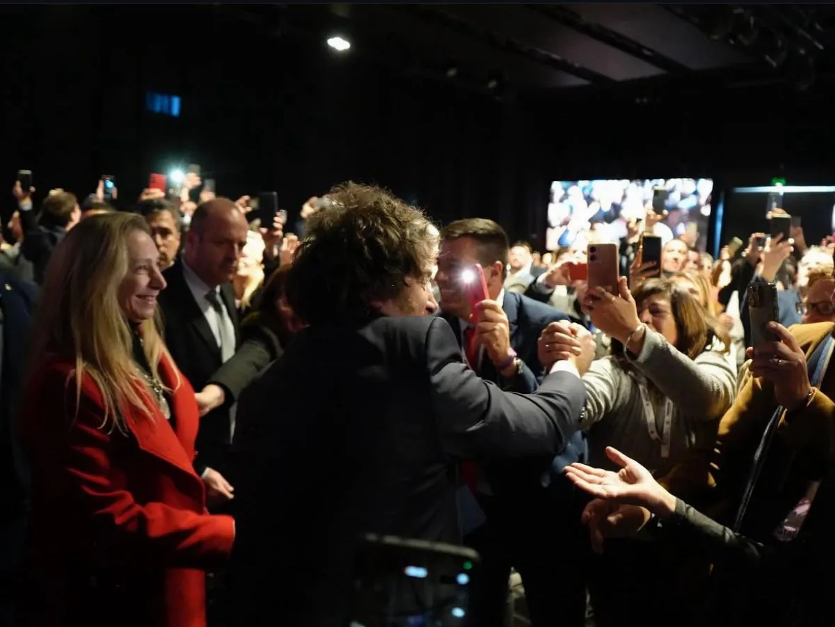 Eufórico y exaltado, Milei lanzó la campaña en Provincia, con muchos insultos a Kicillof