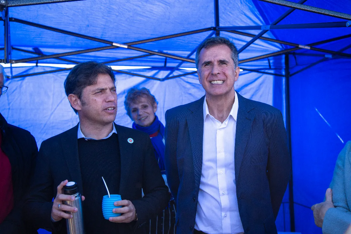 Kicillof llega a América para la entrega de escrituras, móviles y una ambulancia