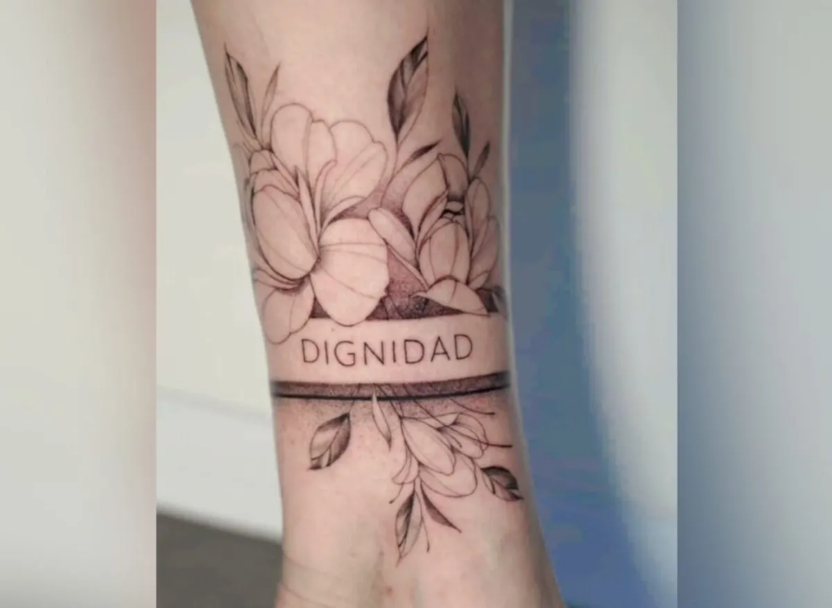 “Dignidad”, el tatuaje de una intendenta peronista en apoyo a Cristina Kirchner